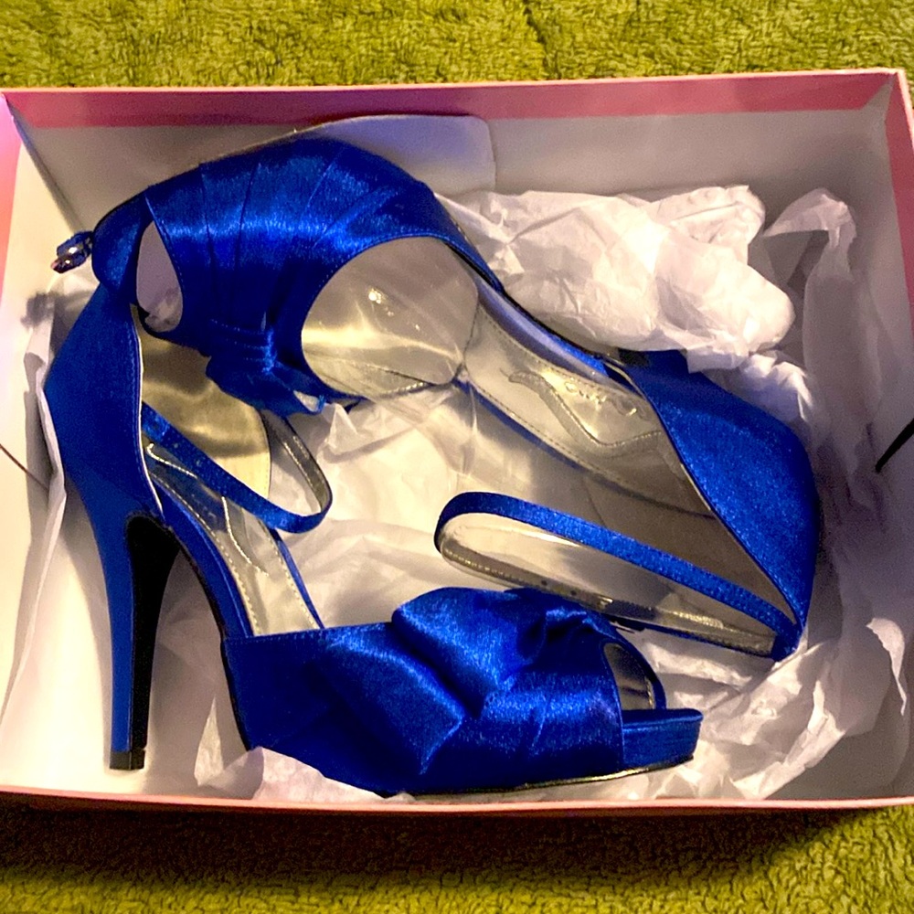 Satin royal blue dresss heels, new & never worn